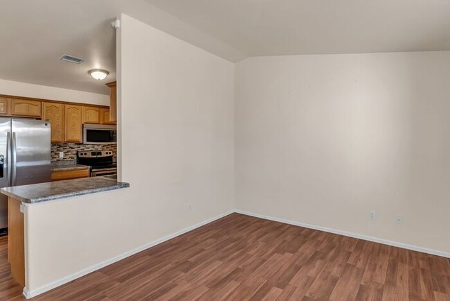 Building Photo - 3 Bed 2 Bath Townhome