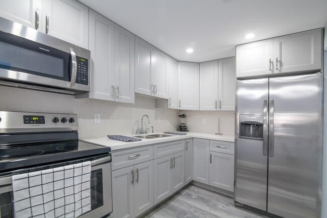 Building Photo - 320 S Surf Rd