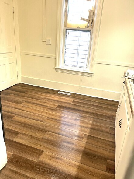 Building Photo - 617 E 6th St