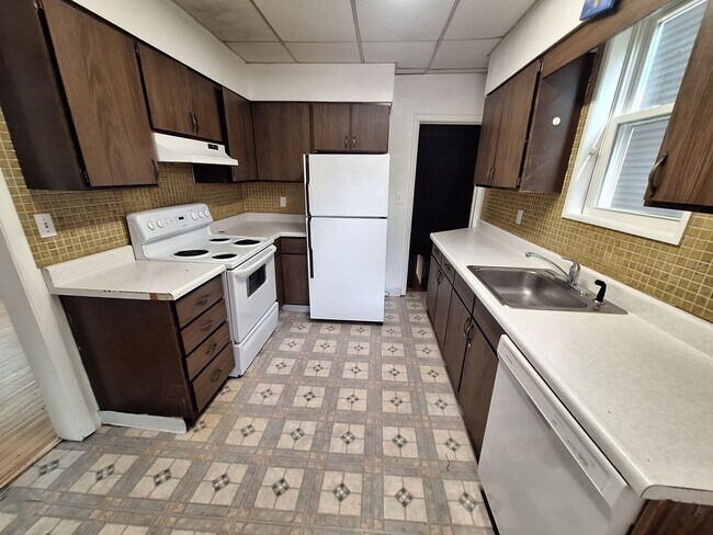 Building Photo - AVAILABLE June 1st - 6 Bedroom, 2 Bath House with Garage $200 Off First Months Rent!