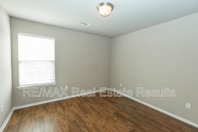 Building Photo - 5411 SW Cherry Creek Rd