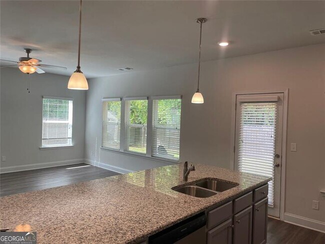 Building Photo - 560 Vandenburg Dr