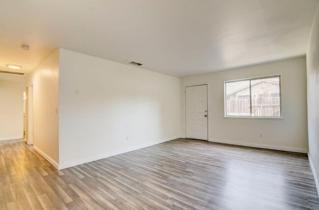 Building Photo - 3 Bedroom 2 bathroom Duplex in Sacramento