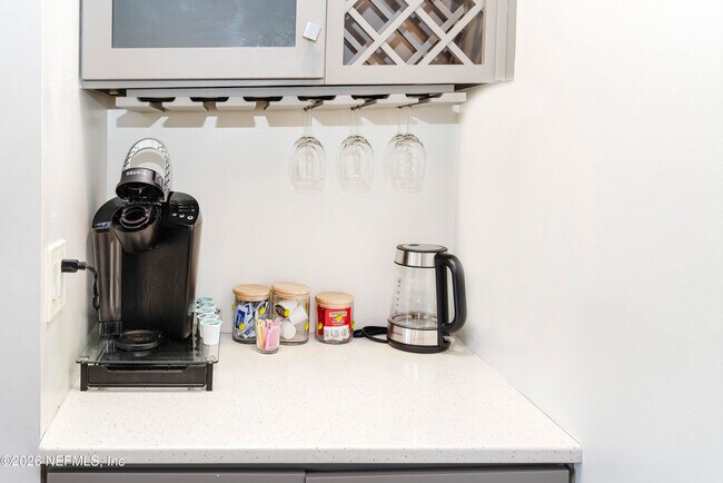 Building Photo - 506 Cali Dr