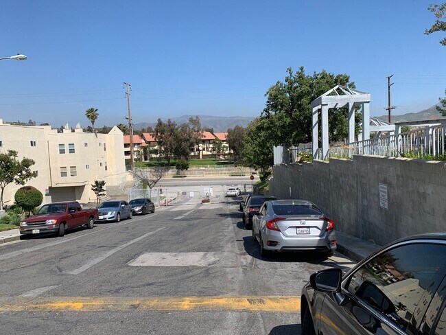 Building Photo - Darling 2+2 Condo W/Views + Amenities in g...