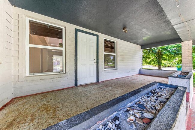 Building Photo - 206 NW 5th Ave
