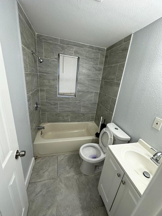 Building Photo - Fully Renovated 2/1 Single Family Available Now!