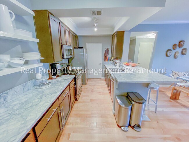 Building Photo - Don't miss out! 2 Bed 2 bath ready to go!