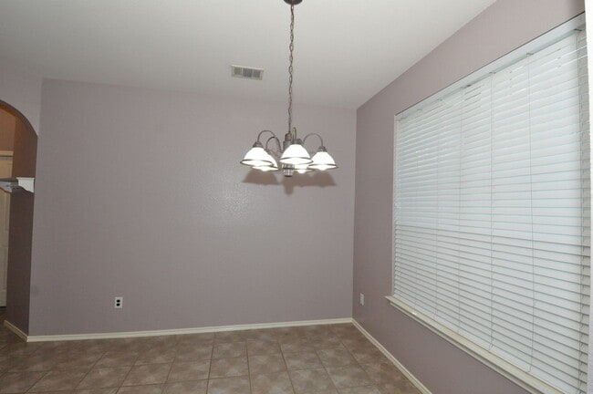 Building Photo - All appliances included! Gated lock and leave condo community in North Austin
