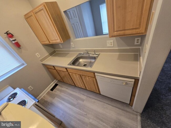 Building Photo - 201 S Ellwood Ave