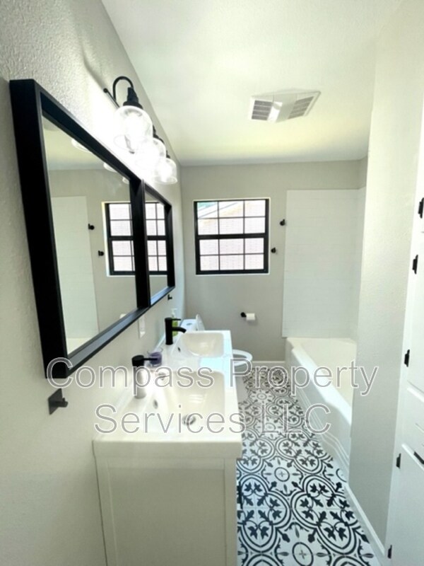 Building Photo - 2321 Glendale Dr