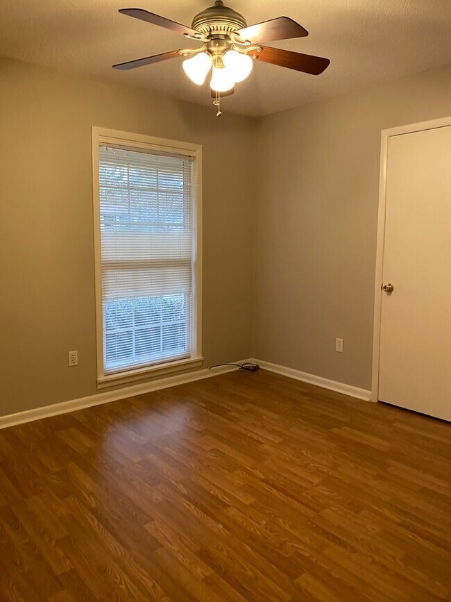 Building Photo - 228 Yellowleaf Dr