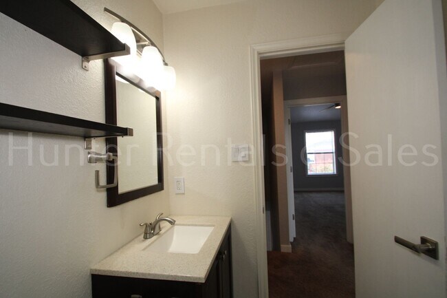 Building Photo - Beautiful 2 Bedroom, 1.5 Bath Townhouse