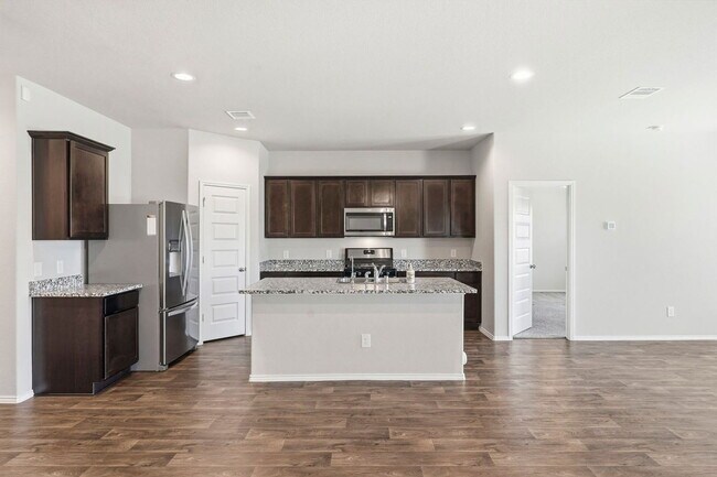 Building Photo - 3935 Country Club Dr