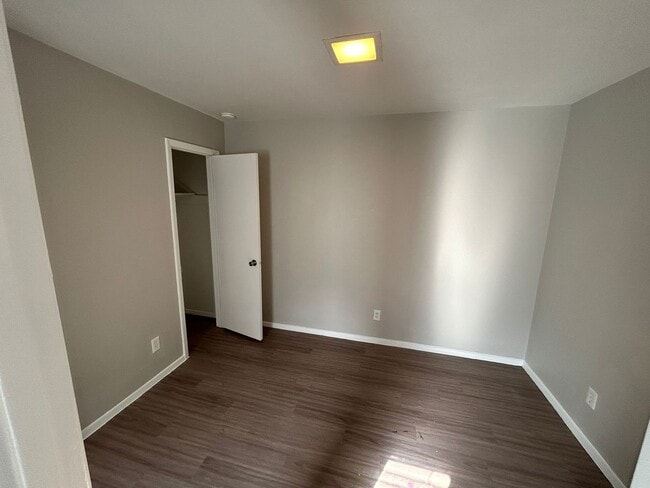 Building Photo - Enjoy a convenient and stylish living!