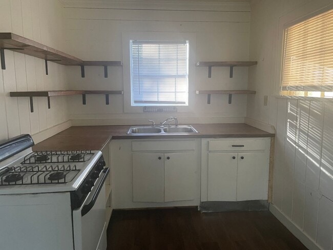 Building Photo - 2/1 with bonus room FENCED YARD PET FRIENDLY