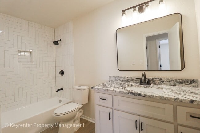 Building Photo - E 31st Ct Duplex