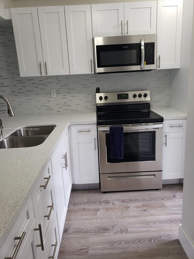 Building Photo - 318 NW 107th Ave