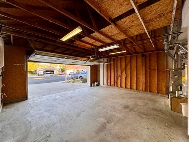 Building Photo - Bright and Open 3 Bedroom Home in Murrieta...