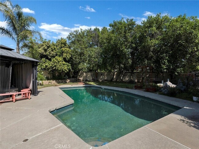 Building Photo - 10918 Reseda Blvd