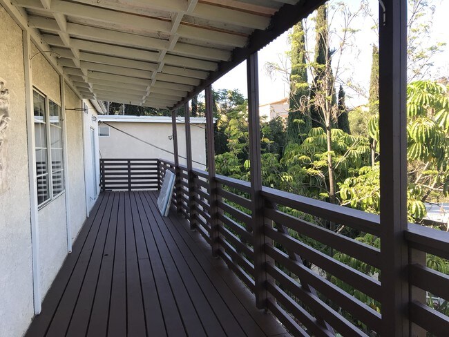 Building Photo - 910 Robinson St