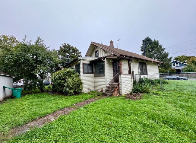 Building Photo - Vintage Living In Montavilla~ Front Porch~ Unfinished Basement~ Large Fully Fenced Yard