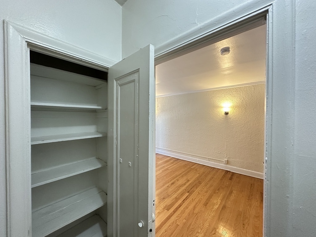 Building Photo - 566 W Arlington Pl