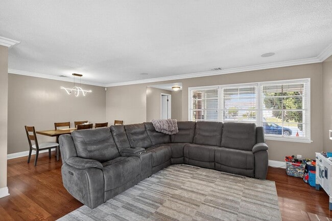 Building Photo - 3 Bed, 2 Bath home in quiet neighborhood