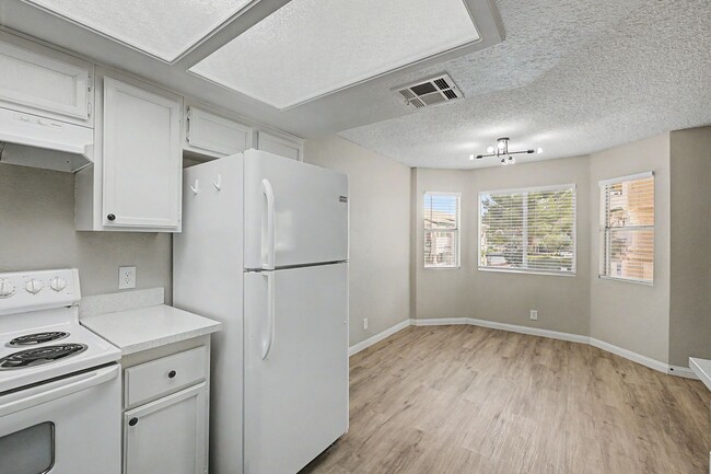 Building Photo - 2 Bedroom Condo just off Summerlin Pkwy w/ views of pool