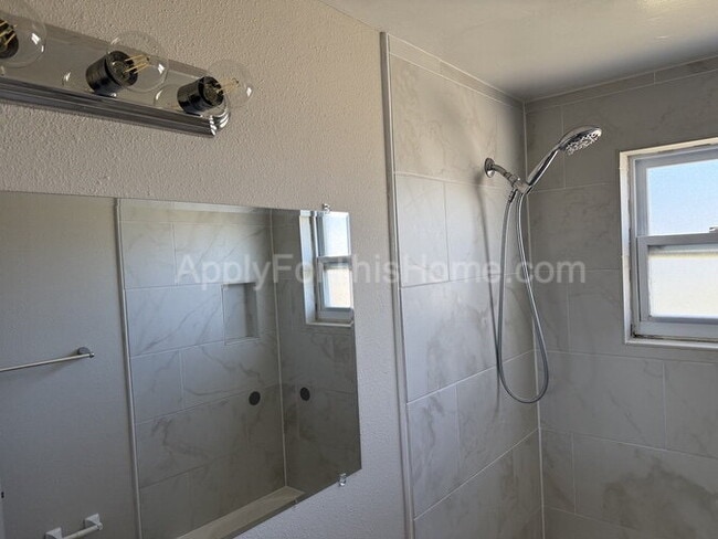 Building Photo - Single Family Home