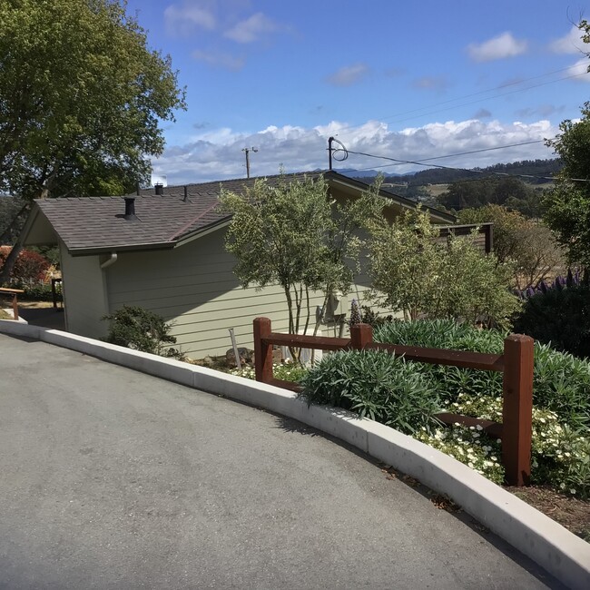 Building Photo - 525 Pini Rd