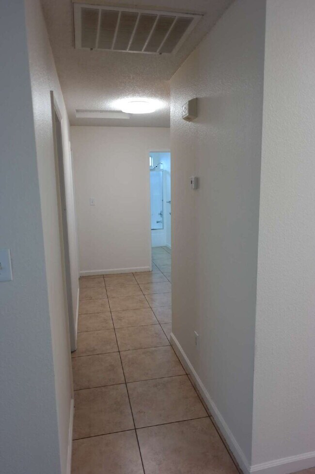 Building Photo - Cute! 4 bedroom, 2 bath Home in Bakersfield
