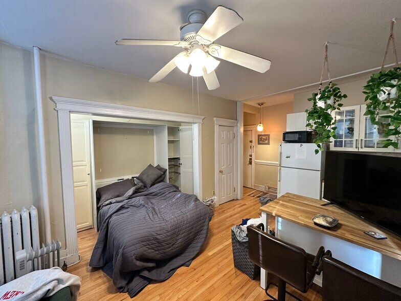 Building Photo - 65 Burbank St