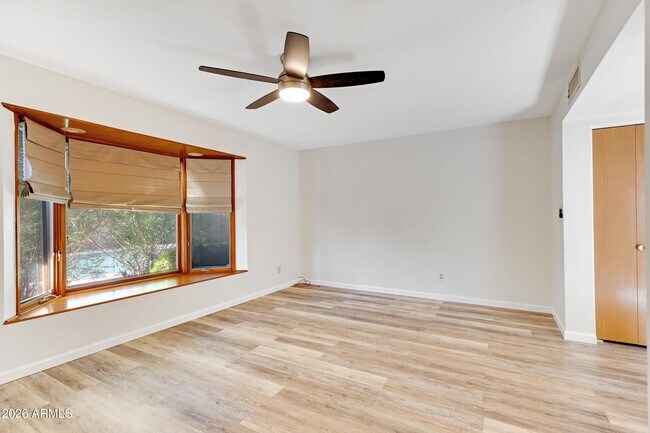 Building Photo - 1036 E Geneva Dr