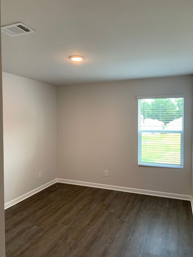 Building Photo - Move-In Ready! Spacious 3-Bedroom, 2-Bath Home in Waterbury — Apply Today to Secure Yours!