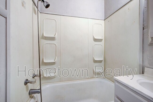 Building Photo - 527 W Dill St