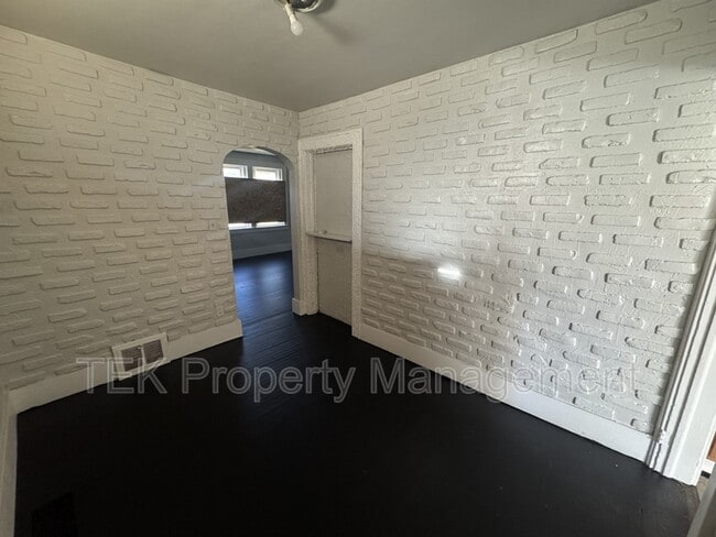 Building Photo - 210 Dewey Ave