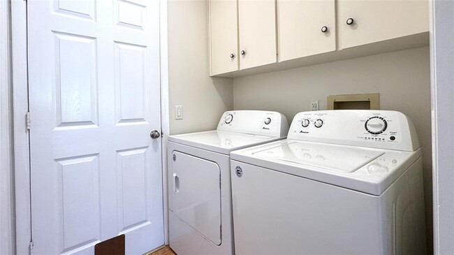 Building Photo - 843 Sunfish St