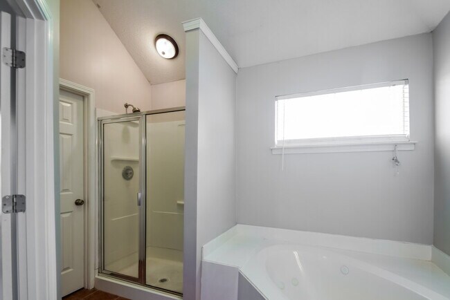 Building Photo - 8236 Clubview Dr