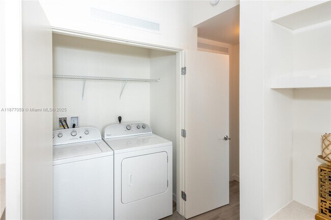 Building Photo - 999 SW 1st Ave