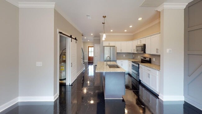 Building Photo - Spacious 3 bedroom, 2 full baths