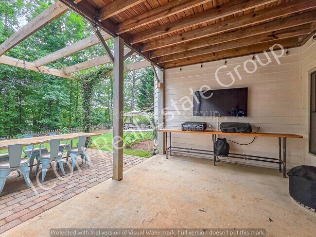 Building Photo - 104 Rock Creek Ln