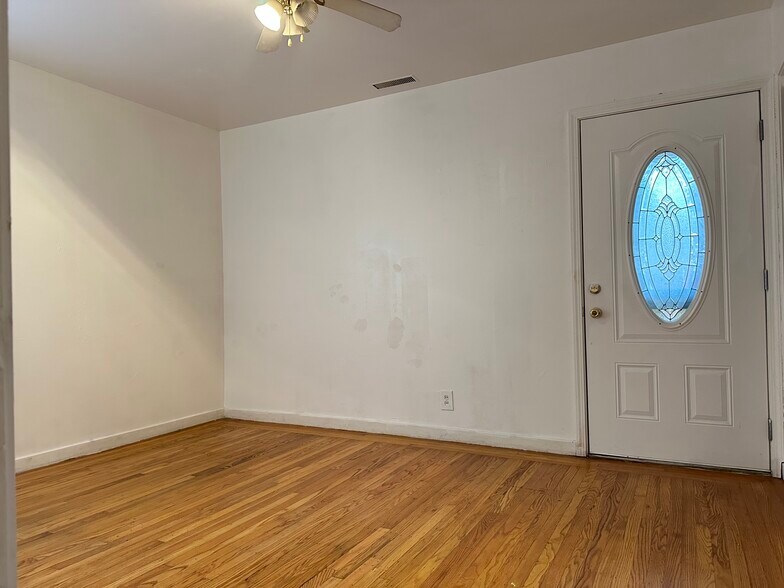 Building Photo - 15884 Connolly Ave