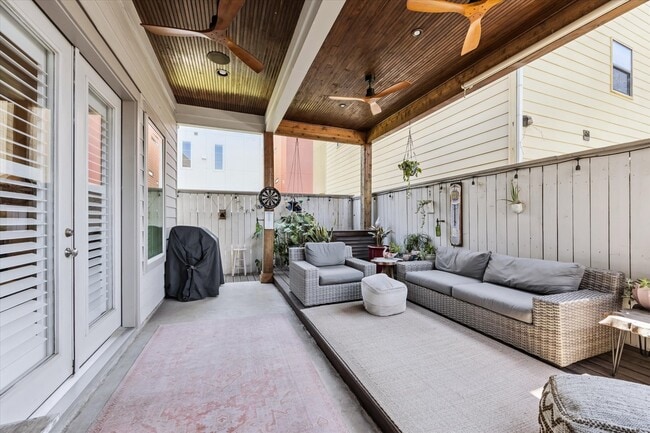 Building Photo - 4415 Marina St