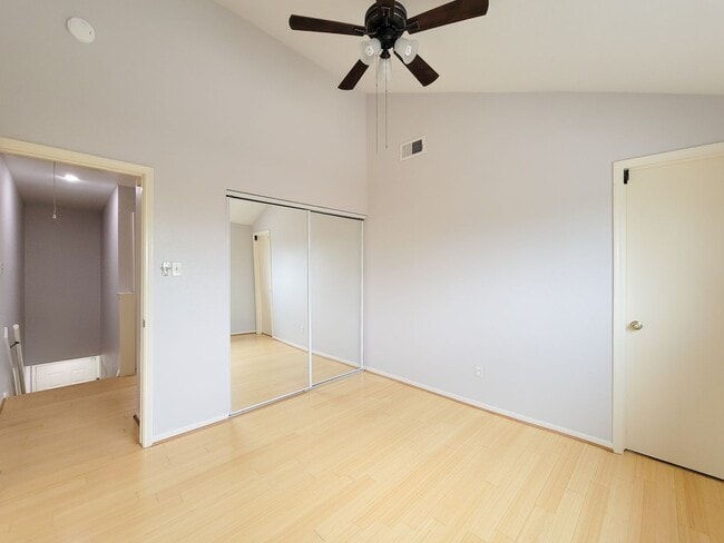 Building Photo - Medical Center Living at Its Best – Poolsi...