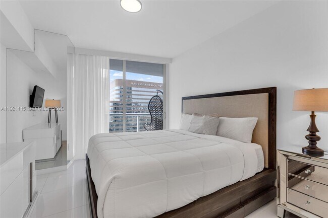 Building Photo - 495 Brickell Ave