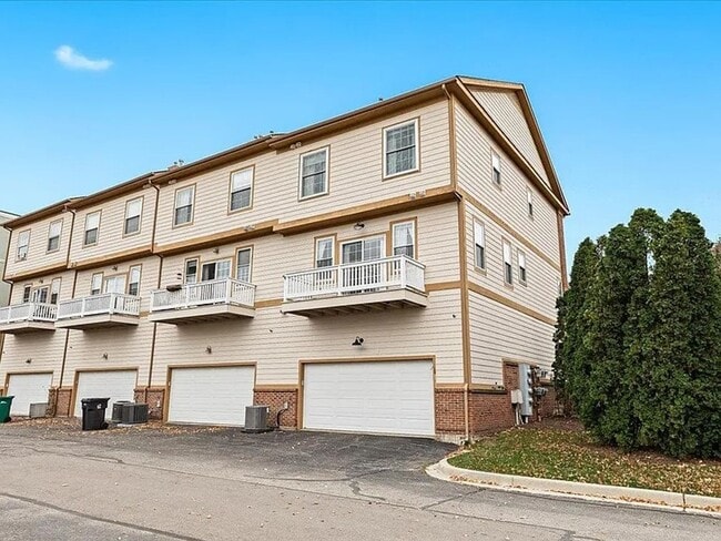 Building Photo - 1515 Town Commons Dr