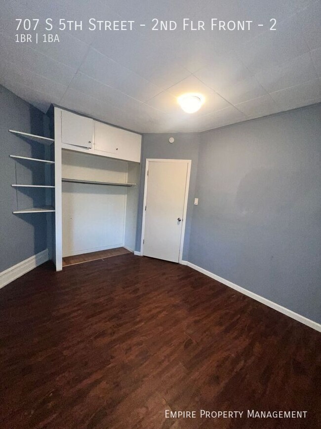 Building Photo - Available! 2nd floor: 1 Bedroom / 1 Bathro...