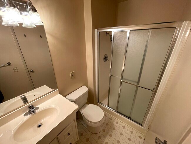 Shared Bathroom - 2450 W Bayshore Rd