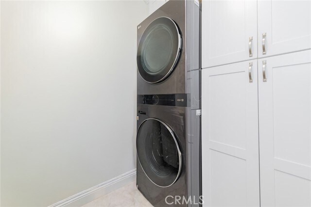 Building Photo - 7 Fairside